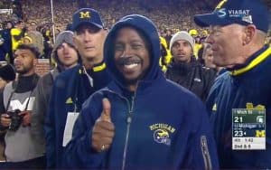 michigan-desmond-howard-thumbs-up