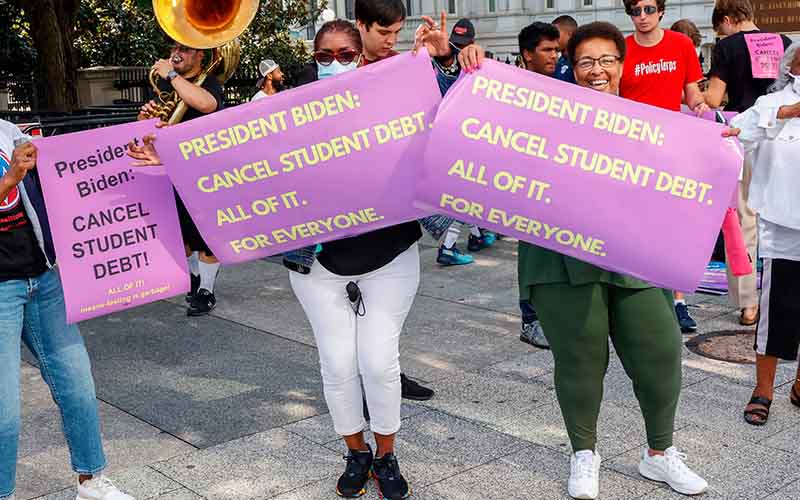 gambar untuk pengunjuk rasa yang meminta Biden untuk memaafkan semua hutang pinjaman mahasiswa
