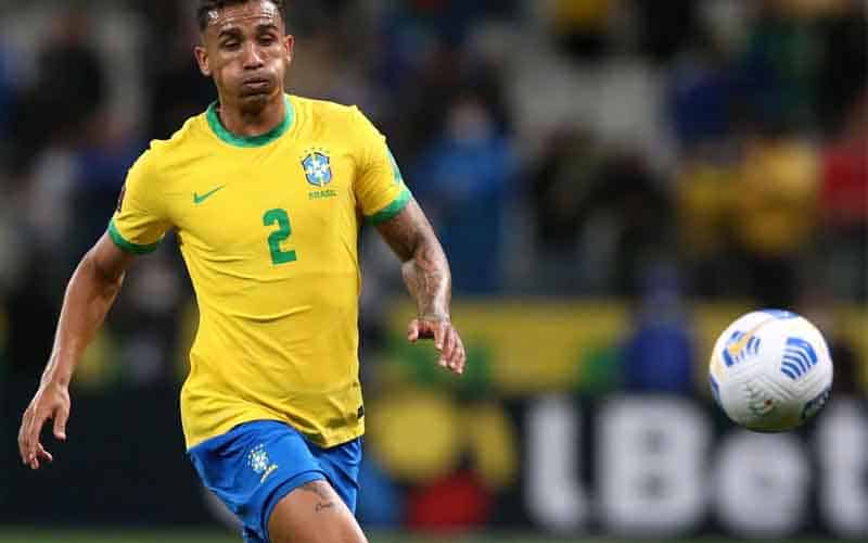 Seorang anggota tim sepak bola Piala Dunia Brasil mengejar bola