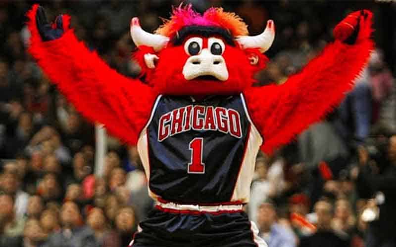 Maskot Chicago Bulls mengangkat tangannya untuk merayakan