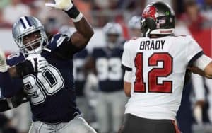 Tom Brady avoiding a pass rusher from the Dallas Cowboys