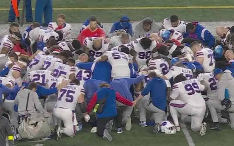 Bills and Bengals players praying for Damar Hamlin