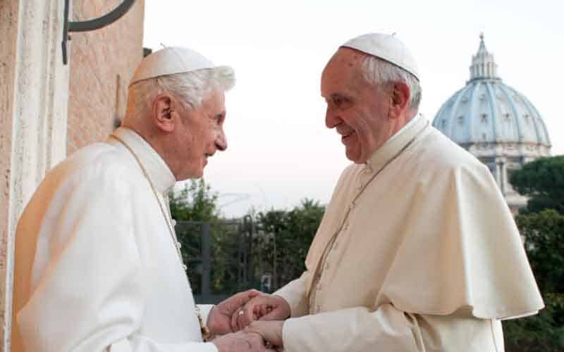 Paus Fransiskus I berjabat tangan dengan Paus Benediktus XVI