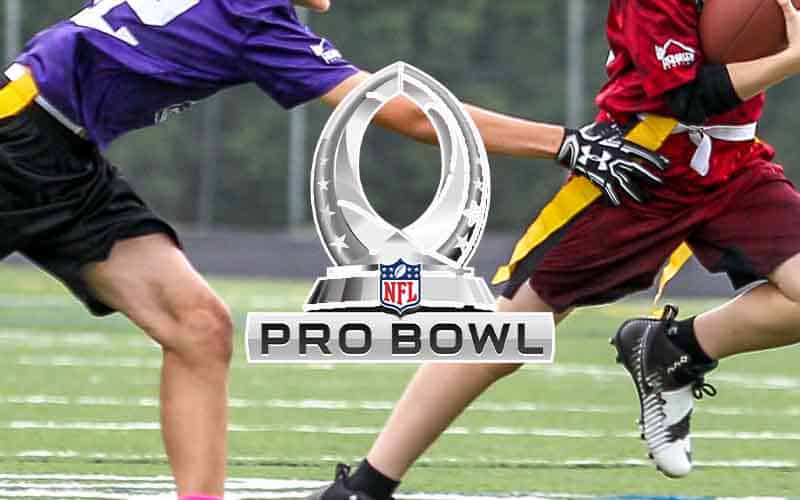logo NFL Pro Bowl 2023 di atas dua anak laki-laki yang bermain sepak bola bendera