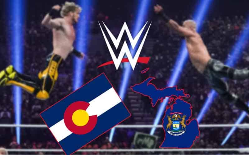 Logo WWE di atas bendera negara bagian Colorado dan peta Michigan di depan pertandingan gulat