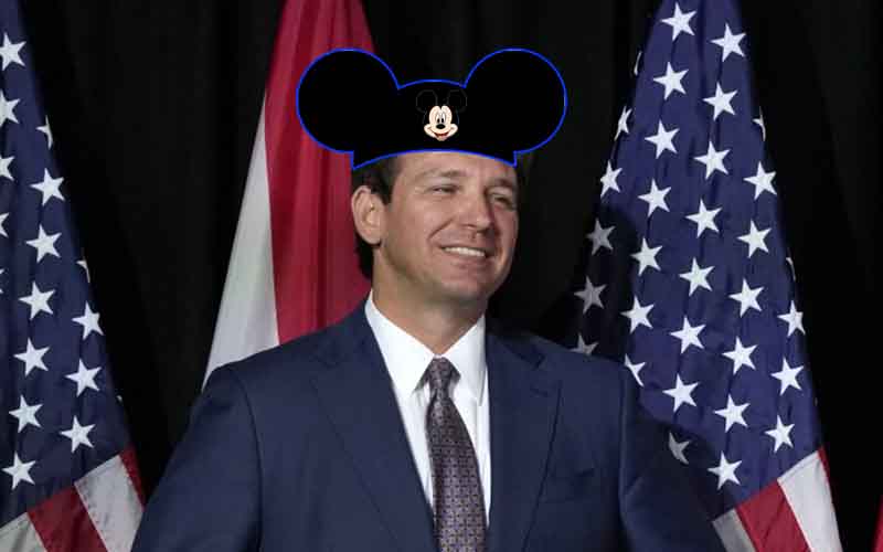 Ron DeSantis dengan topi Disney