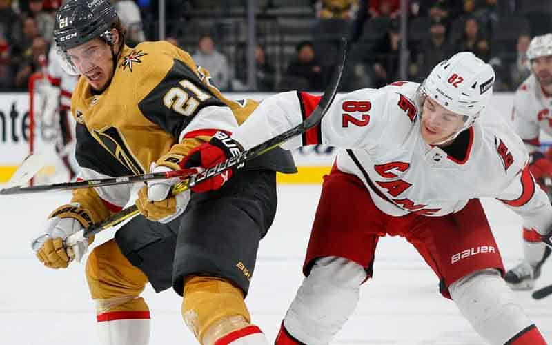 Pemain Vegas Golden Knights dan Carolina Hurricanes bersaing