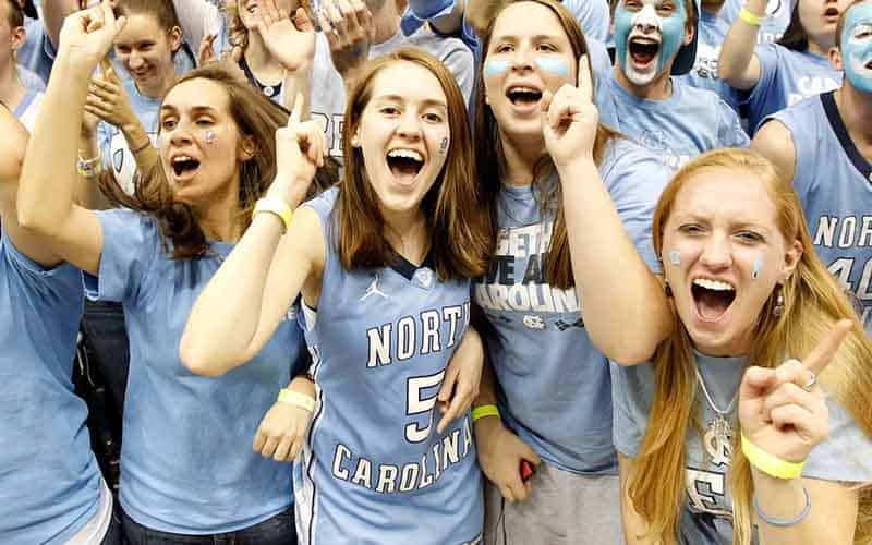 Penggemar North Carolina Tarheel merayakannya