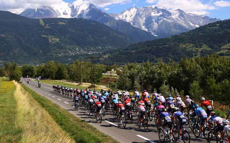 Pesaing Tour de France 2023 berpacu menuju lanskap pegunungan