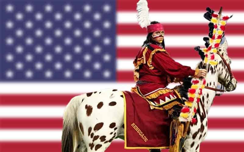 Ketua Osceola dari FSU Seminoles menunggang kuda di depan bendera Amerika Serikat