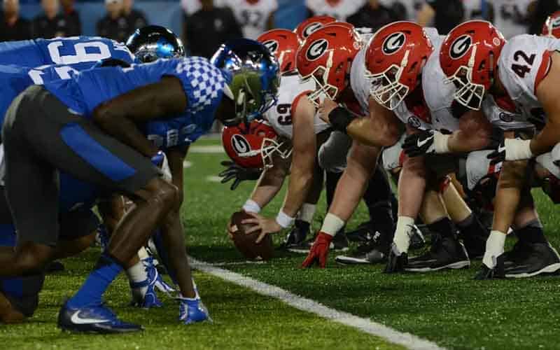 the Kentucky Wildcats lining up against the Georgia Bulldogs