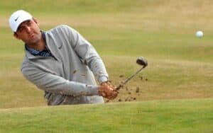 Scottie Scheffler hitting a chip shot