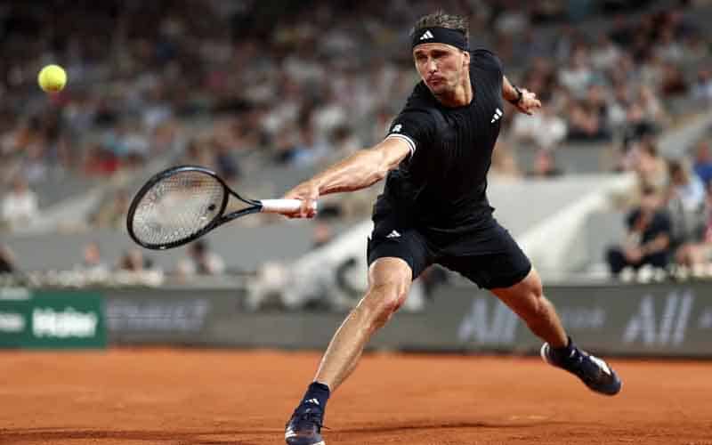 Alexander Zverev returning a volley French Open